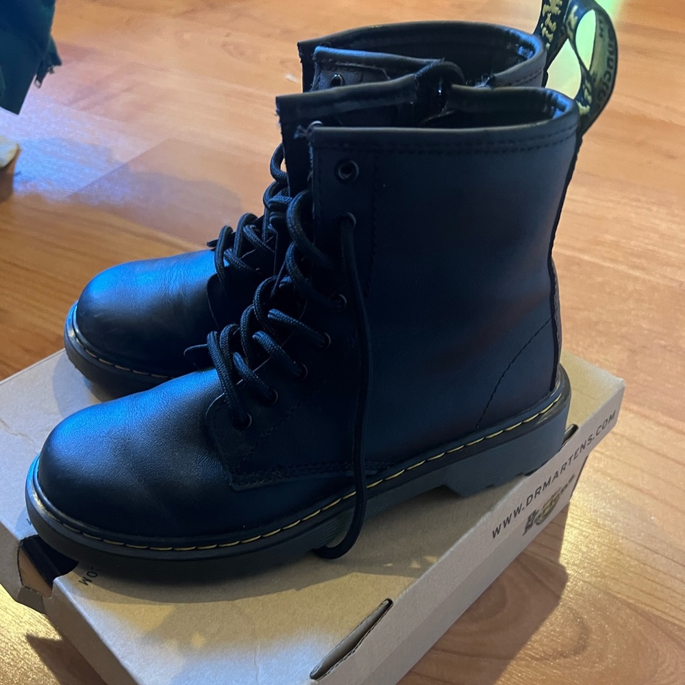 size 4 girls doc martins
